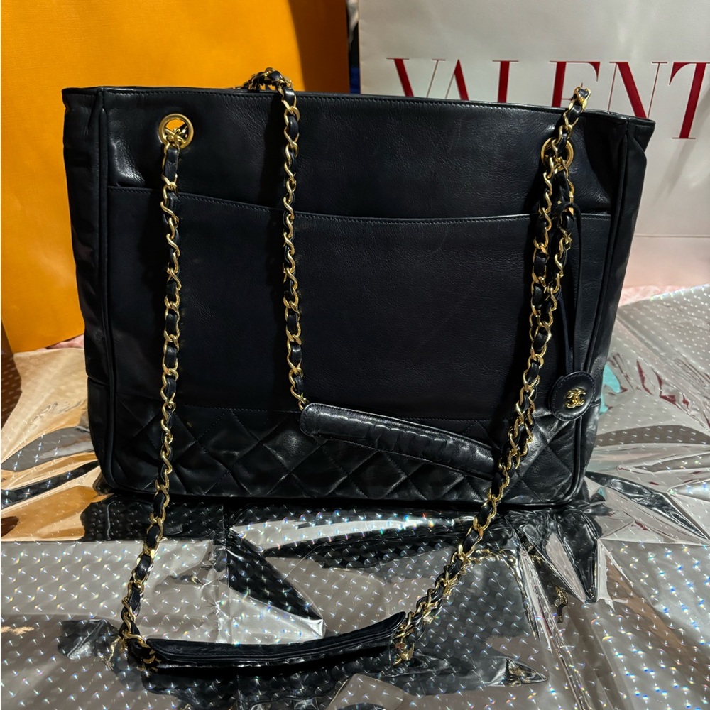 Vintage Chanel Black Leather tote - Picture 3 of 16
